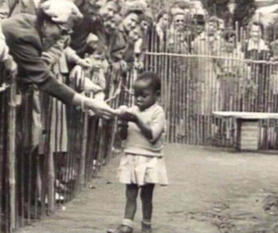 La bambina congolese, prigioniera dello zoo umano a Bruxelles nel 1958