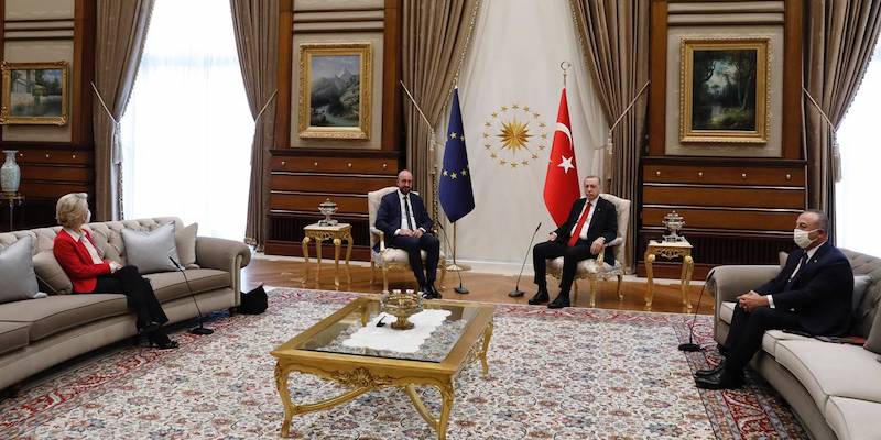 Il divano di Ankara e lo sfregio sessista di Erdogan